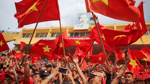 Thắm mãi ngày đất nước dậy cờ hoa