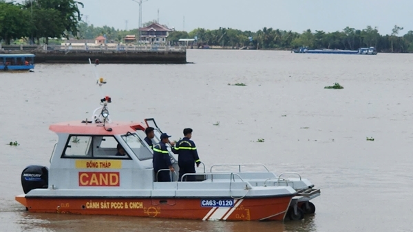 Hai người rơi xuống sông sau tiệc sinh nhật: Nhiều vi phạm liên quan tàu chở khách