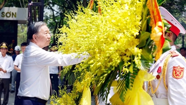 Tổng Bí thư, Chủ tịch nước dâng hương tưởng niệm Đại tướng Võ Nguyên Giáp và các liệt sĩ tại Quảng Trị
