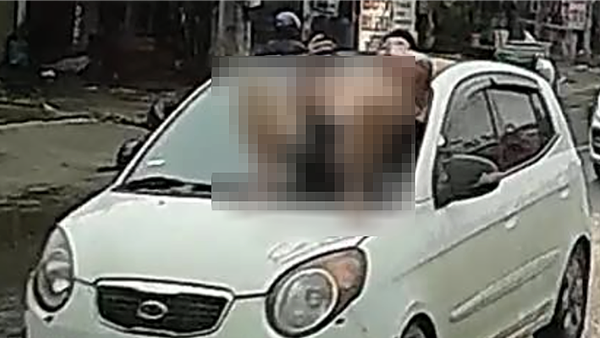 Người đàn ông nằm nắp capo ô tô đang chạy, Cảnh sát vào cuộc xác minh