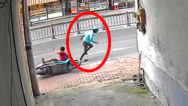 Bắt kẻ vờ mua rồi giật vàng bỏ chạy