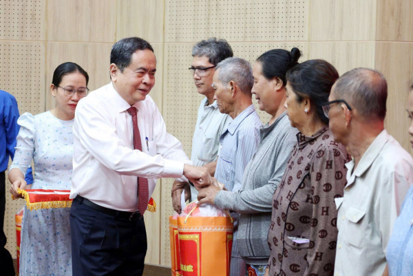 Chủ tịch Quốc hội Trần Thanh Mẫn thăm, tặng quà gia đình chính sách, công nhân, người lao động tỉnh An Giang -1