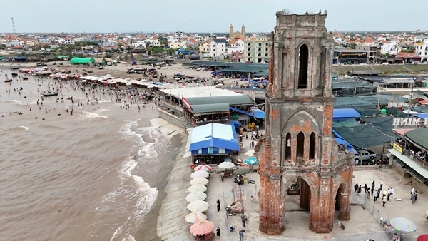 Hàng nghìn du khách kéo về nhà thờ đổ ở Ninh Bình để check-in