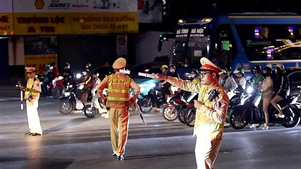 Cửa ngõ Hà Nội ken đặc xe lúc nửa đêm, CSGT vất vả điều tiết