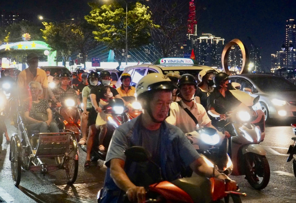 Lung linh pháo hoa trong ngày lễ 30/4 trên thành phố mang tên Bác -0