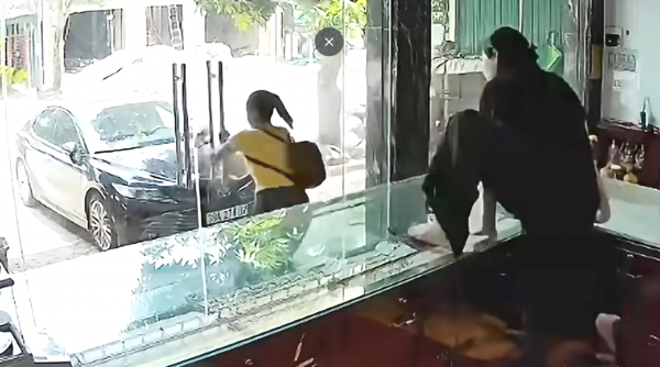 8 giờ truy bắt cặp đôi nam nữ dùng dao cướp tiệm vàng -0