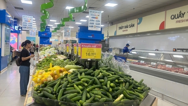 Giá cả ổn định, người dân mua sắm sôi động dịp 30/4–1/5