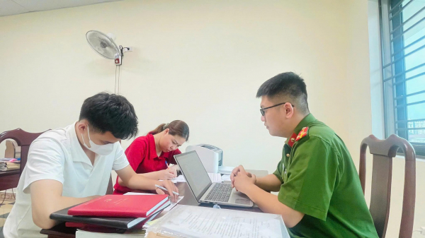 Vận động 2 đối tượng trốn truy nã tại Angola về nước đầu thú -0
