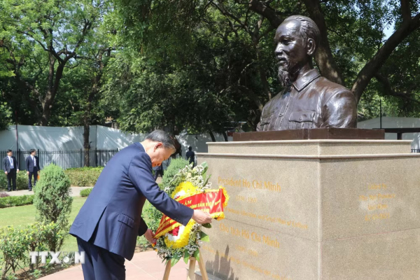 Tổng Bí thư, Chủ tịch nước đặt vòng hoa tại Khu tưởng niệm Mahatma Gandhi và Tượng Chủ tịch Hồ Chí Minh -0