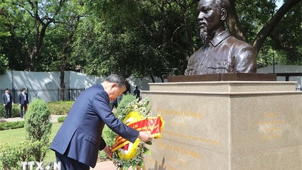 Tổng Bí thư, Chủ tịch nước đặt vòng hoa tại Khu tưởng niệm Mahatma Gandhi và Tượng Chủ tịch Hồ Chí Minh