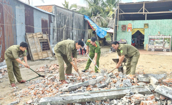 Công an Cà Mau “vượt nắng, thắng mưa” xây dựng nhà tình nghĩa -0