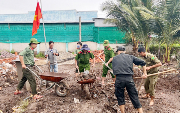 Công an Cà Mau “vượt nắng, thắng mưa” xây dựng nhà tình nghĩa -0