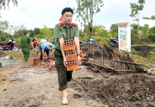 Công an Cà Mau “vượt nắng, thắng mưa” xây dựng nhà tình nghĩa -0