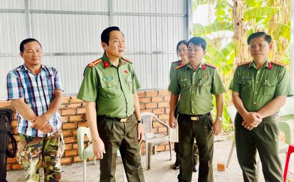 Công an Cà Mau “vượt nắng, thắng mưa” xây dựng nhà tình nghĩa -0