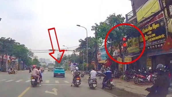 Người dân ghi hình báo CSGT, tài xế taxi vượt đèn đỏ bị phạt 19 triệu đồng