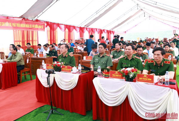 Chắp cánh ước mơ cho trẻ em nơi biên cương Thu Lũm -0