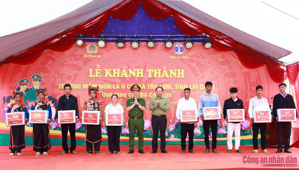 Chắp cánh ước mơ cho trẻ em nơi biên cương Thu Lũm -0