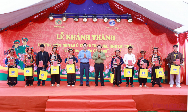 Chắp cánh ước mơ cho trẻ em nơi biên cương Thu Lũm -1