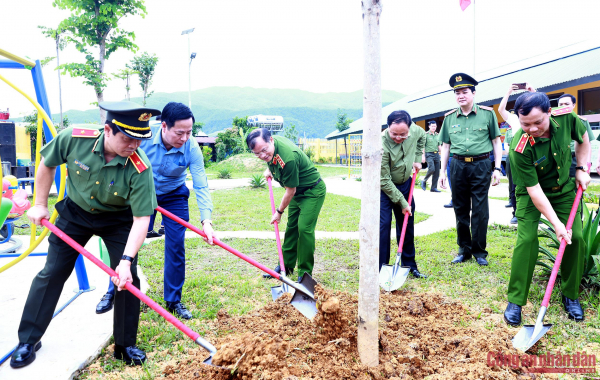 Chắp cánh ước mơ cho trẻ em nơi biên cương Thu Lũm -0