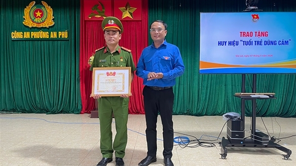 Tặng Bằng khen, Huy hiệu Tuổi trẻ dũng cảm cho Đại úy cứu sống 2 trẻ đuối nước