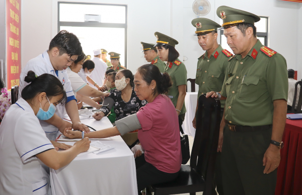 Công an TP Cần Thơ tổ chức khám bệnh, cấp phát thuốc miễn phí vùng đồng bào công giáo -0
