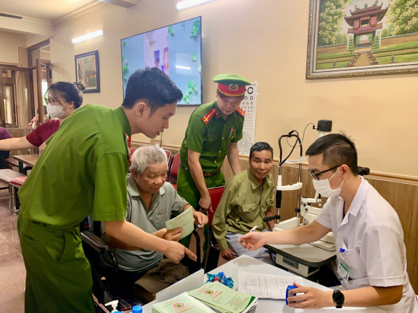 Hàng trăm người có công, gia đình chính sách xã Yên Bài được khám bệnh miễn phí -0