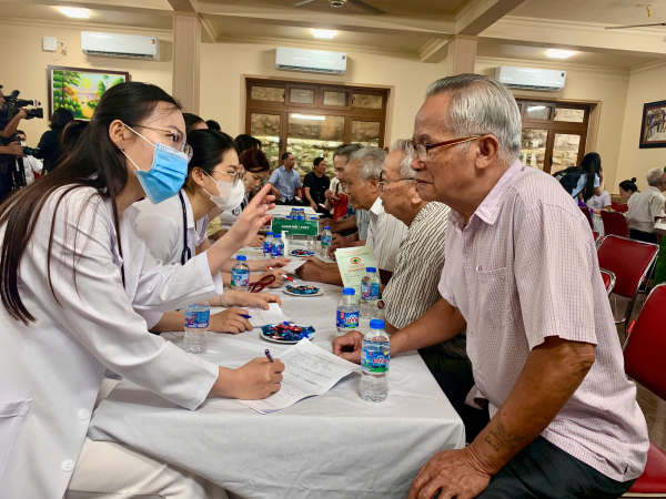 Hàng trăm người có công, gia đình chính sách xã Yên Bài được khám bệnh miễn phí -0