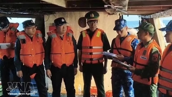 Vietnam hands over rescued fishermen, vessels to Chinese authorities