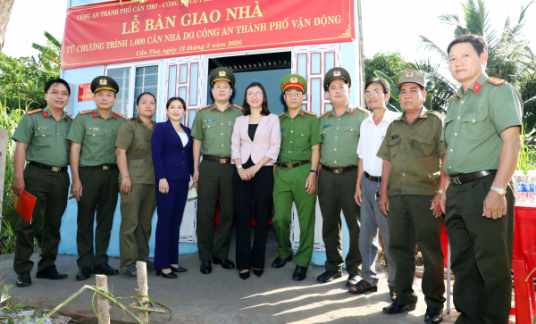 Công an TP Cần Thơ bàn giao nhà ở tặng các hộ gia đình khó khăn -0