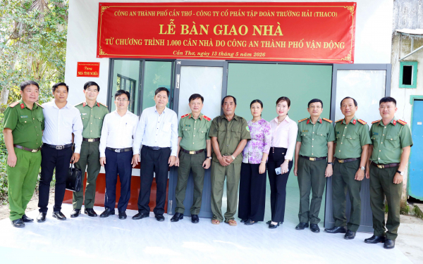 Công an TP Cần Thơ bàn giao nhà ở tặng các hộ gia đình khó khăn -1