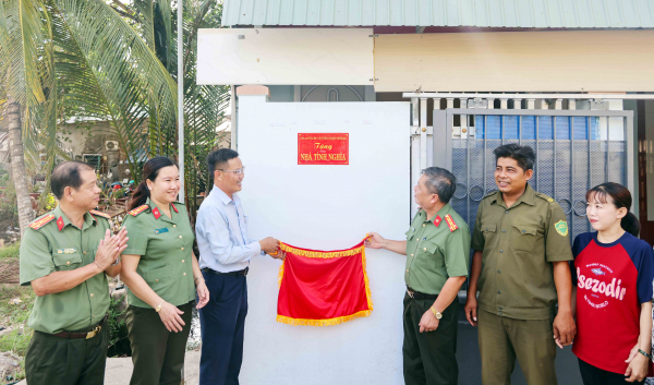 Công an TP Cần Thơ bàn giao nhà ở tặng các hộ gia đình khó khăn -1