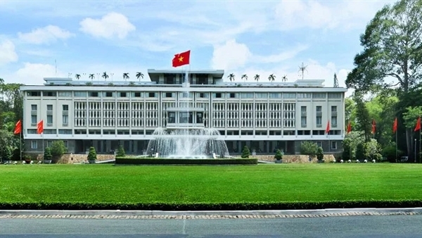 Trưa 30/4, trước Dinh Độc Lập