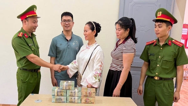Công an xã Pắc Ta hỗ trợ người dân trả lại 2,9 tỷ đồng chuyển nhầm