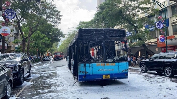 Mọi hành khách đều an toàn sau sự cố xe buýt bị cháy