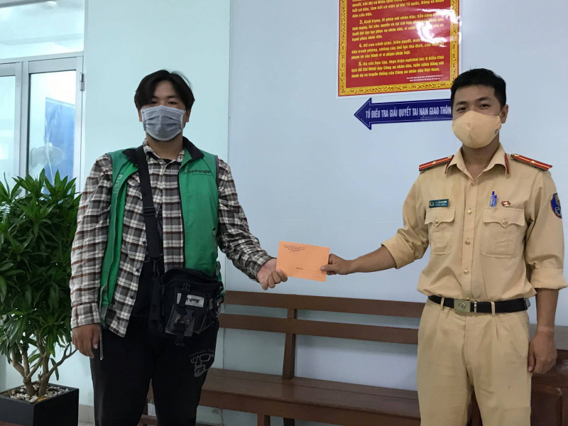 Cảnh sát giao thông trao trả tiền đánh rơi cho người dân -0