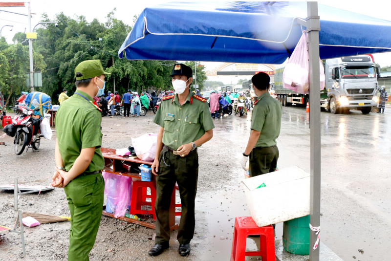 Ấm lòng chuyến xe đêm mưa đưa gia đình bé 2 tháng tuổi về -0