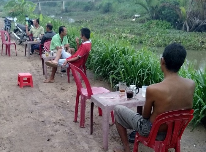 Hai chủ quán và 9 người tụ tập đánh bida, uống cà phê bị phạt 165 triệu đồng -0