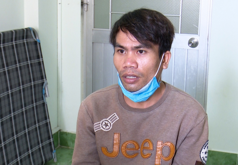 Bị đuổi ra khỏi nhà, thanh niên dùng dao tự chế đâm chết cha dượng -0