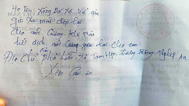 Bé 9 ngày tuổi vượt 1.500 km cùng ba mẹ bằng xe máy về quê -0