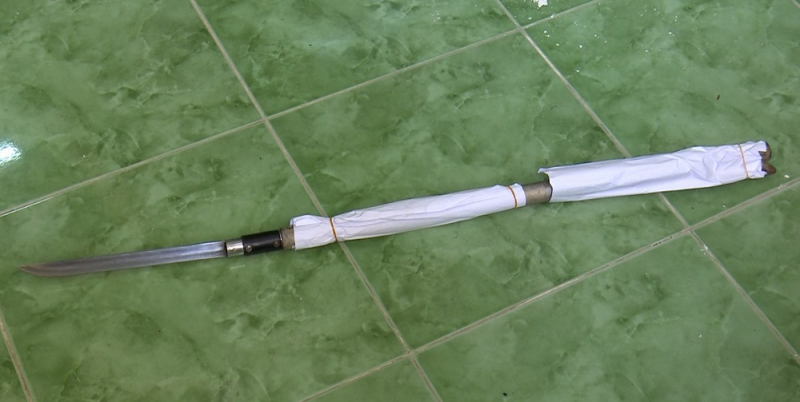 Bị đuổi ra khỏi nhà, thanh niên dùng dao tự chế đâm chết cha dượng -0