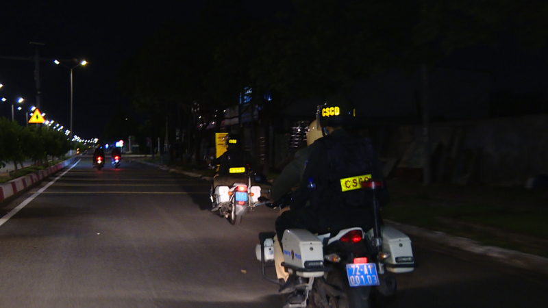 Công an kịp thời giúp đỡ bệnh nhân đột quỵ đi cấp cứu -0