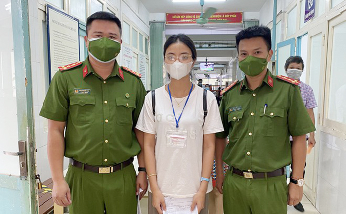 Những câu chuyện ấm lòng giữa mùa dịch -0
