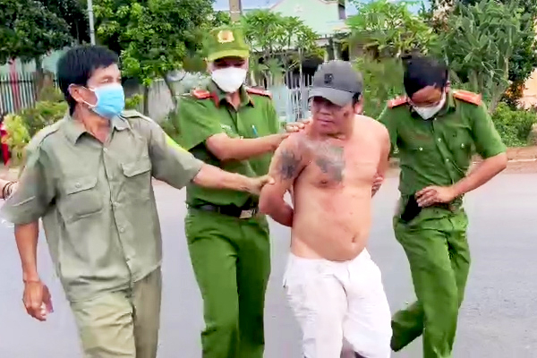 Khởi tố đối tượng đánh thành viên tổ kiểm soát dịch COVID-19 -0