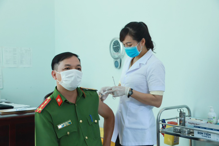 Những chiến sĩ công an blouse trắng chống COVID-19 -0