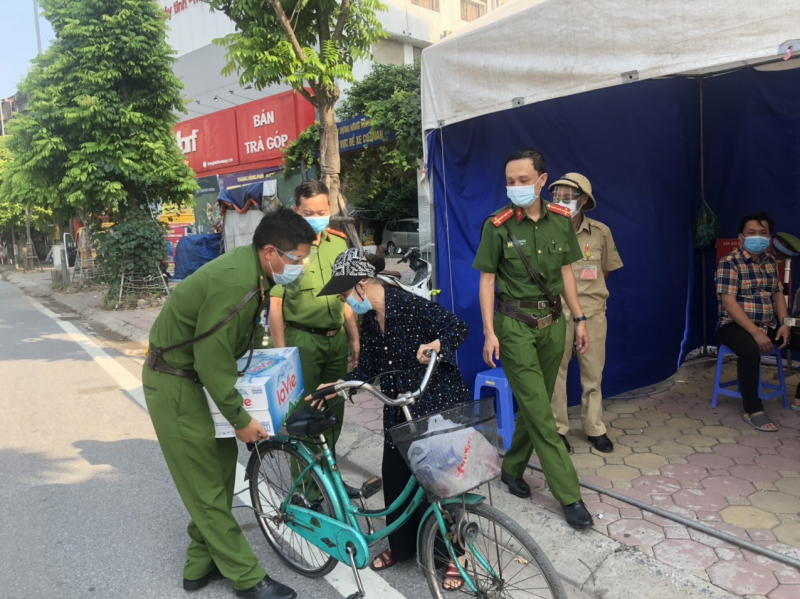 Bà cụ đạp xe chở nước ủng hộ cán bộ, chiến sỹ ở chốt kiểm soát phòng, chống dịch -0