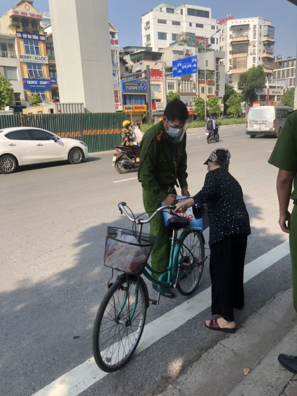 Bà cụ đạp xe chở nước ủng hộ cán bộ, chiến sỹ ở chốt kiểm soát phòng, chống dịch -0