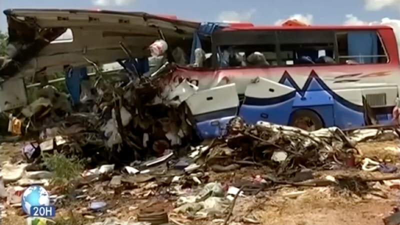 Xe tải đâm xe bus sau nổ lốp, hơn 40 người thiệt mạng -0