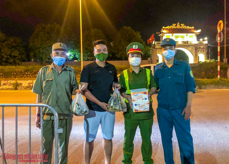 Ấm lòng tình quân dân mùa dịch -3