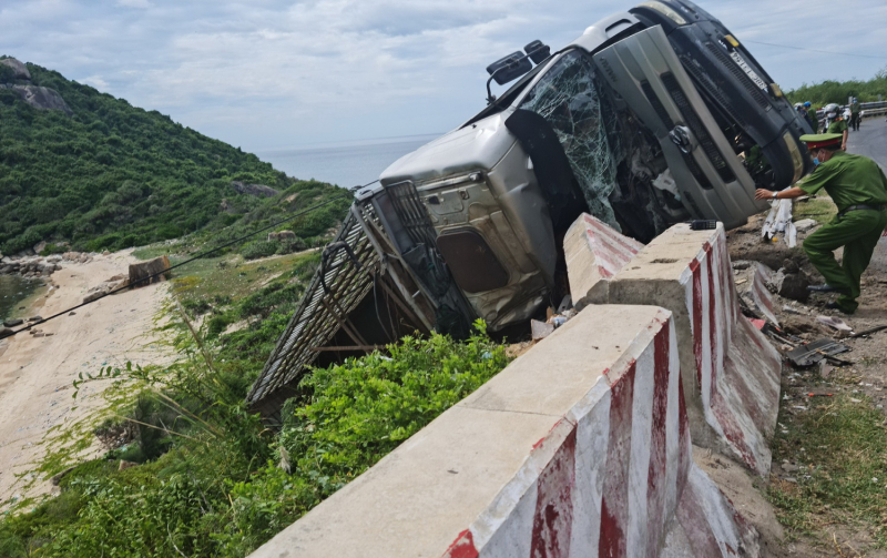 Lật xe tải chở heo qua đèo Cổ Mã, phụ xe tử vong  -0