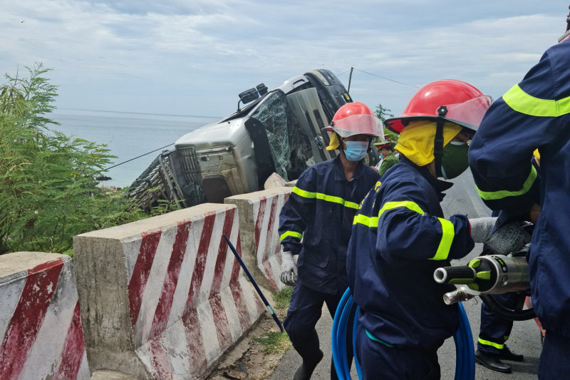 Lật xe tải chở heo qua đèo Cổ Mã, phụ xe tử vong  -0